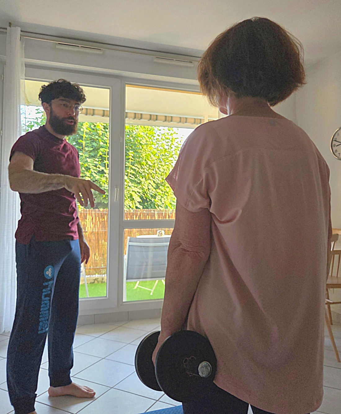 Seb, coach sportif, en seance de coaching a domicile avec une cliente a Dijon
