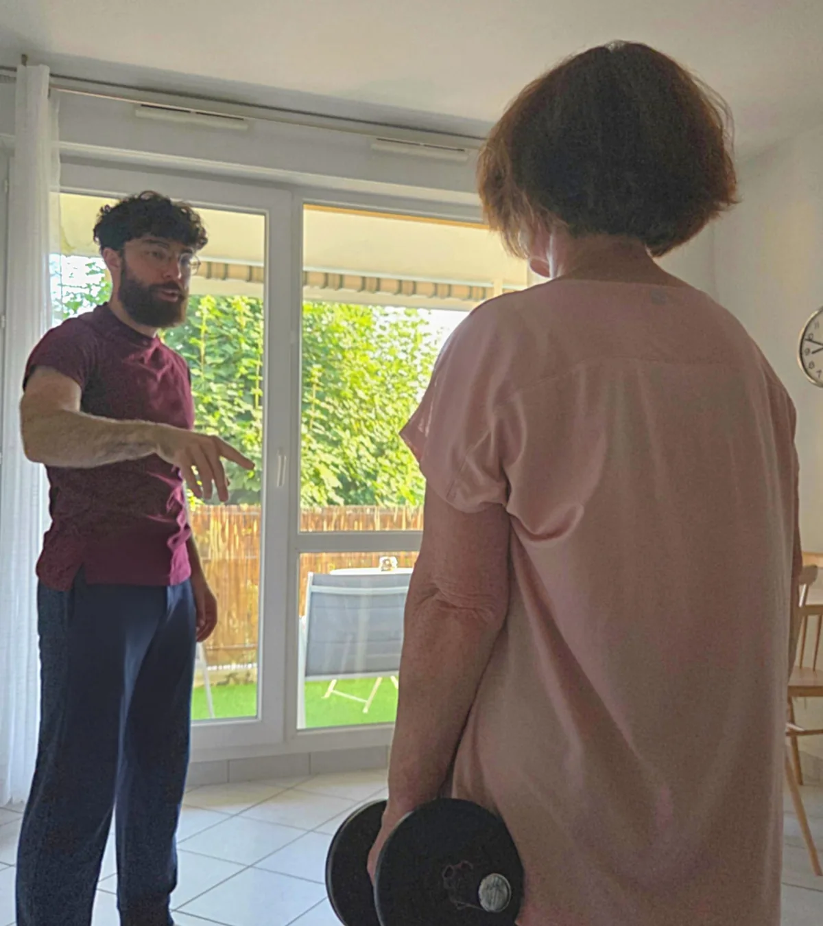 Seb, coach sportif, en séance de coaching à domicile avec une cliente à Dijon